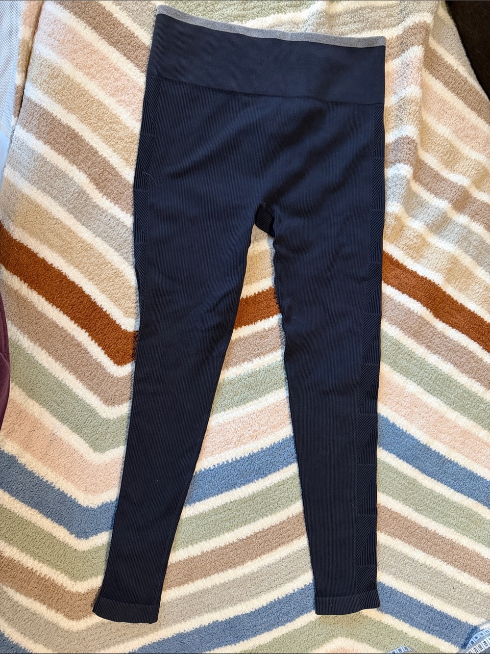 Vuori Black Ribbed High-Waist Leggings with Light Gray Waistband